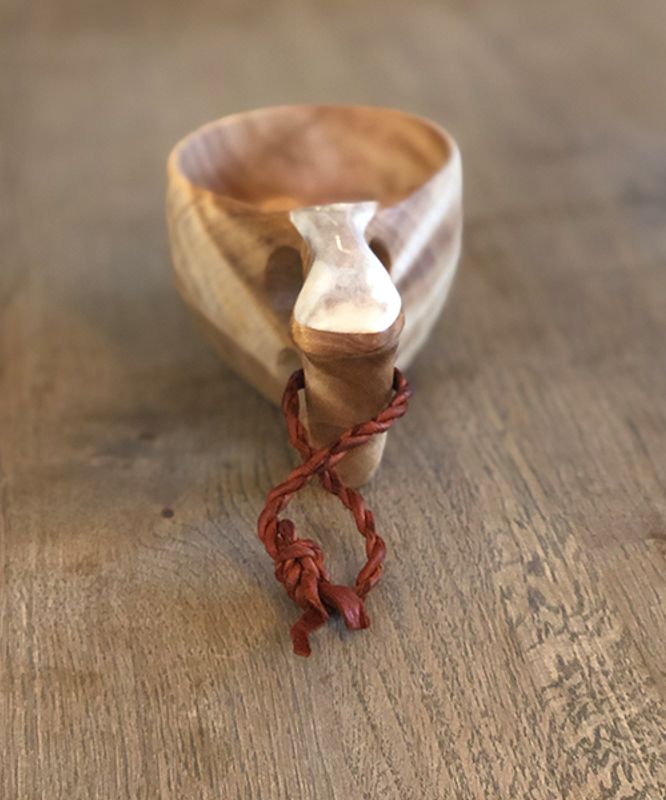 Turkopp med to hull og reinsdyrbein på hanken