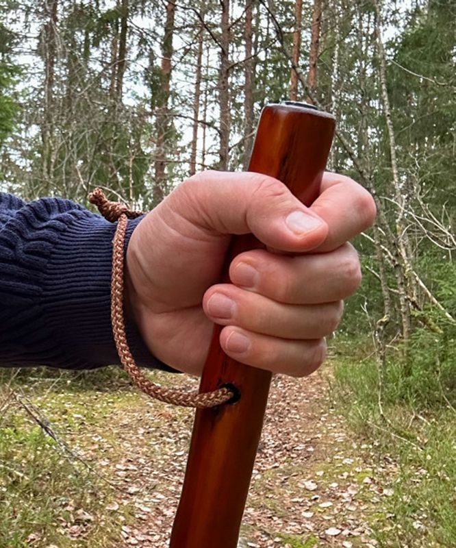Håndlaget vandrestav i kastanje med kompass