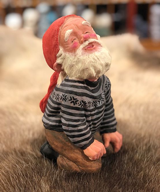 Hovedbilde Midthun-nisse sittende på kne