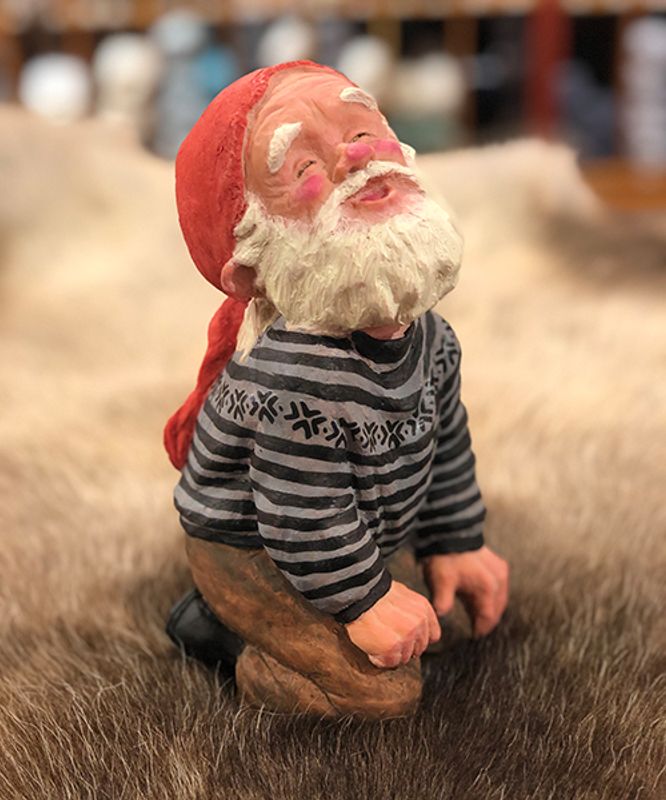 Midthun-nisse sittende på kne