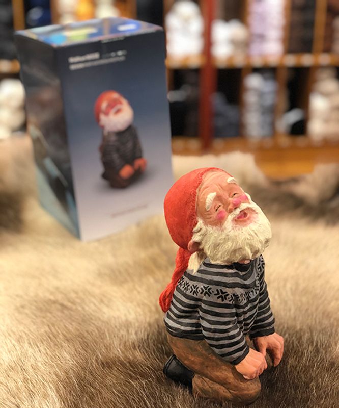 Midthun-nisse sittende på kne