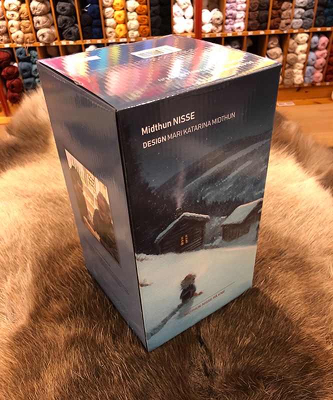 Midthun-nisse sittende på kne