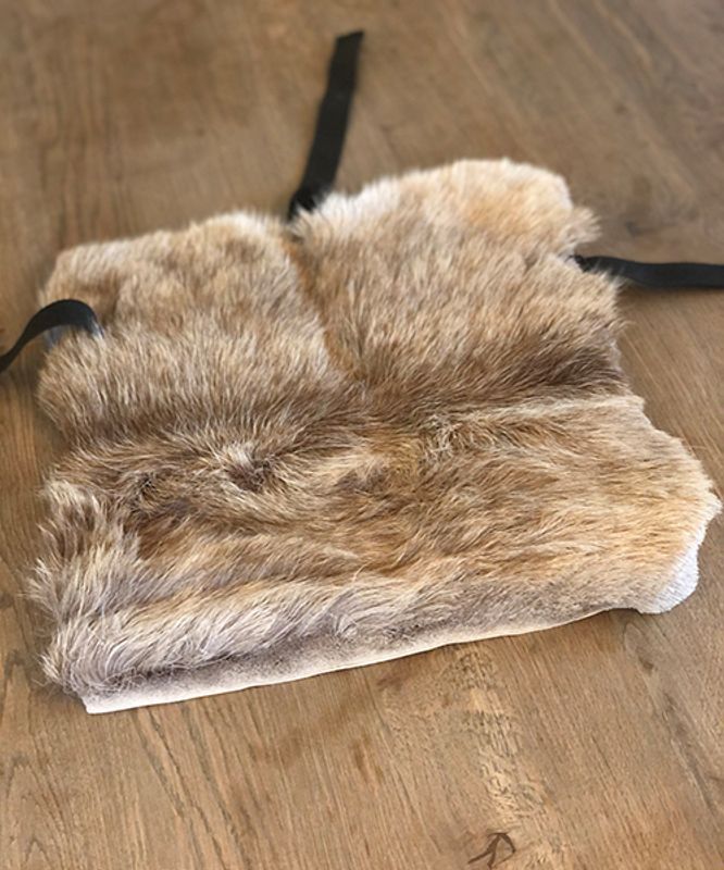 Sitteunderlag av reinsdyrskinn med sele