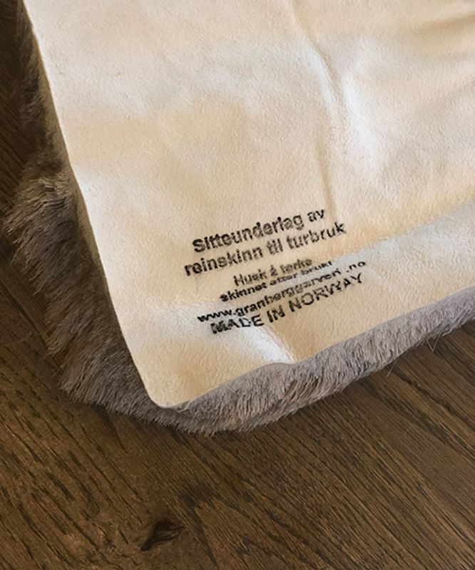 Sitteunderlag av reinsdyrskinn med sele